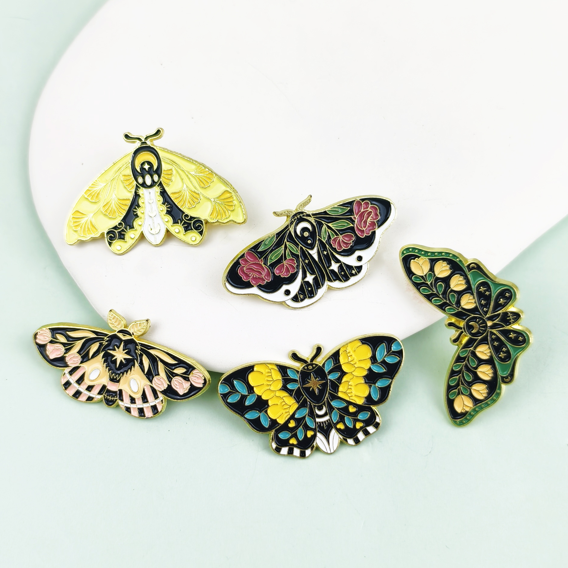 Broche en forma de mariposa de dibujos animados, aceite de gota de aleación, animal, insecto, ropa, top, alfiler, insignia, accesorios, spot al por mayor