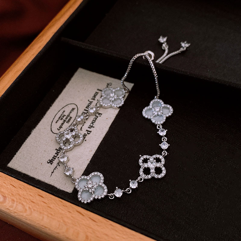 Pulsera de flores huecas en forma de diamante de circón, pulsera de temperamento de lujo ligero, personalidad, moda exquisita, joyería de todo fósforo para mujer