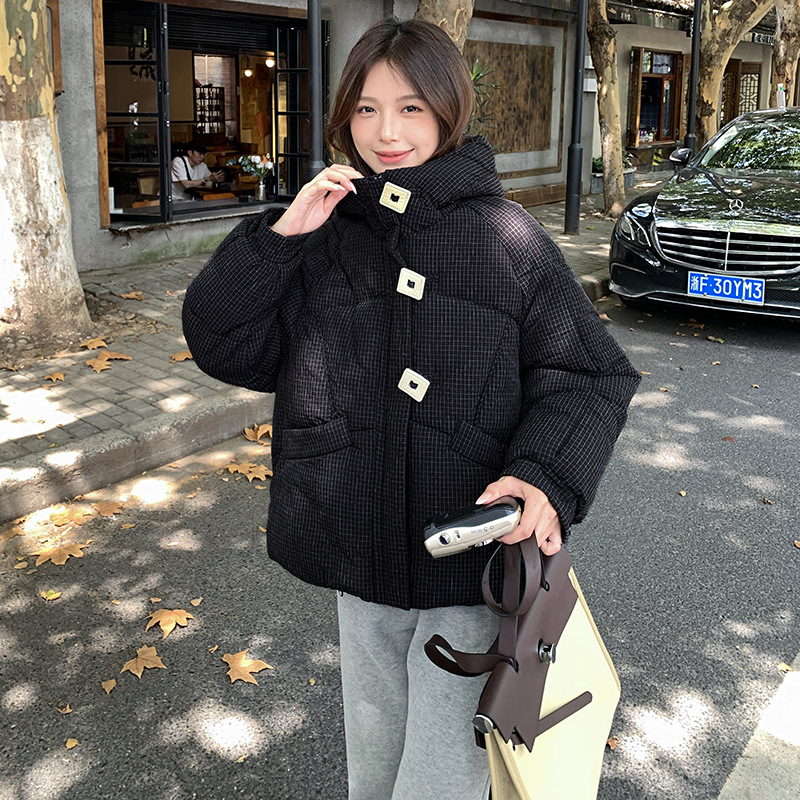 Chaqueta de algodón de pluma para mujeres 2024 nuevo tipo de pan de hebilla cuadrada de invierno suelta chaqueta de algodón con capuz chaqueta corta de mujer