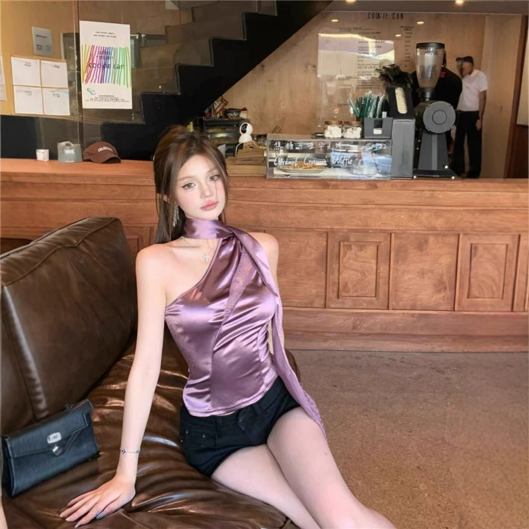 Сексуальная горячая девушка с коротким косым плечом