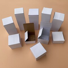 2mm長方形の白い段ボール箱の現物三層は正方形型を厚くして包装箱を厚くします。