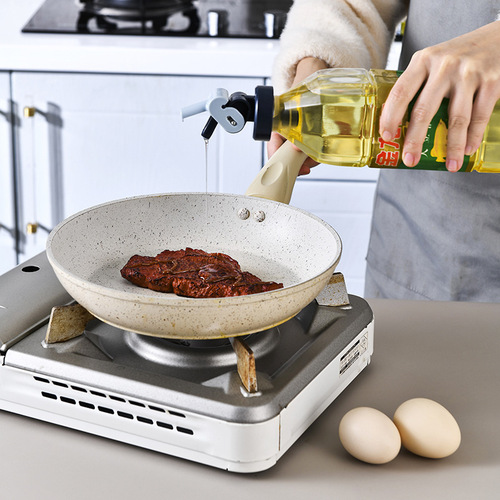 Oil pot nozzle automatic gravity opening and closing device for oil pouring in kitchen oil leakage prevention nozzle stopper