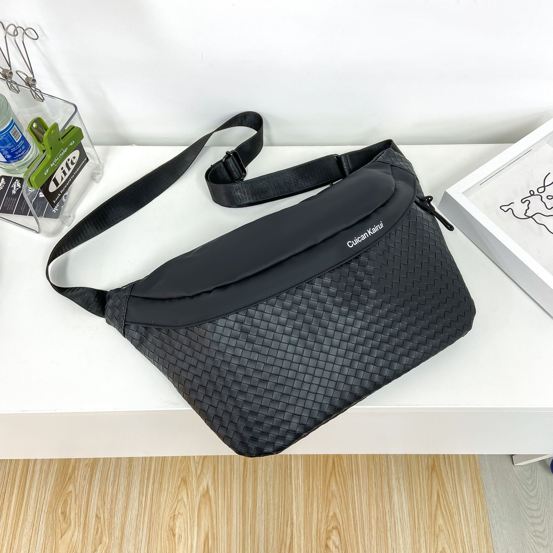 2025 primavera nuevo estilo bolso de pecho de moda para hombres simple y moderno bolso de mensajero de conducción de gran capacidad para hombres de moda