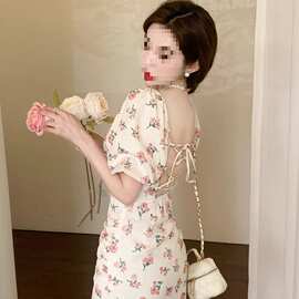 法式甜美温柔风氛围感方领碎花长裙子夏季甜辣别致绝美连衣裙显瘦