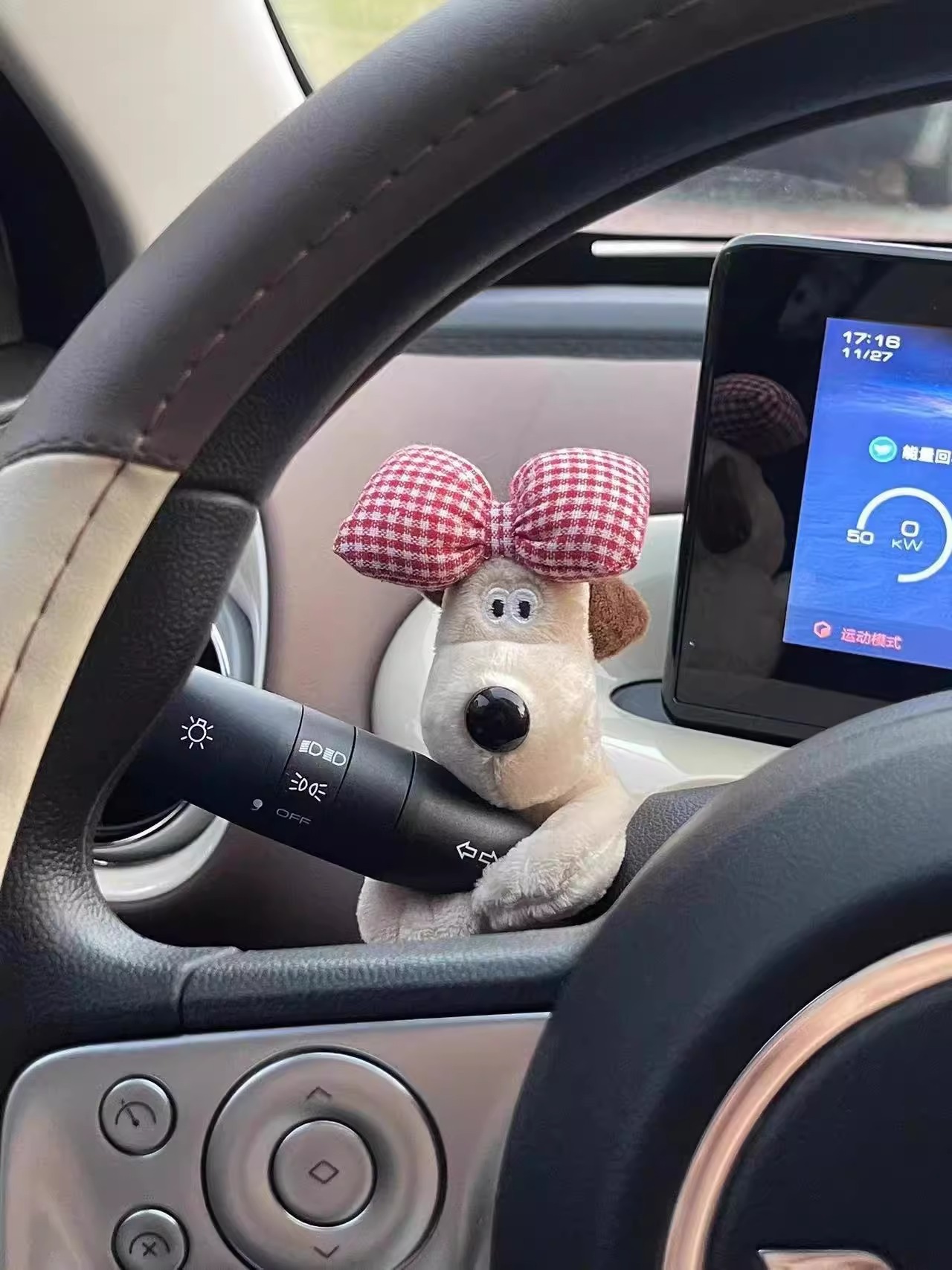 Car Dashboard Decoration Doll, Internet Celebrity Car Interior Wiper Mirror Cute Pilot Dog Car Ornament