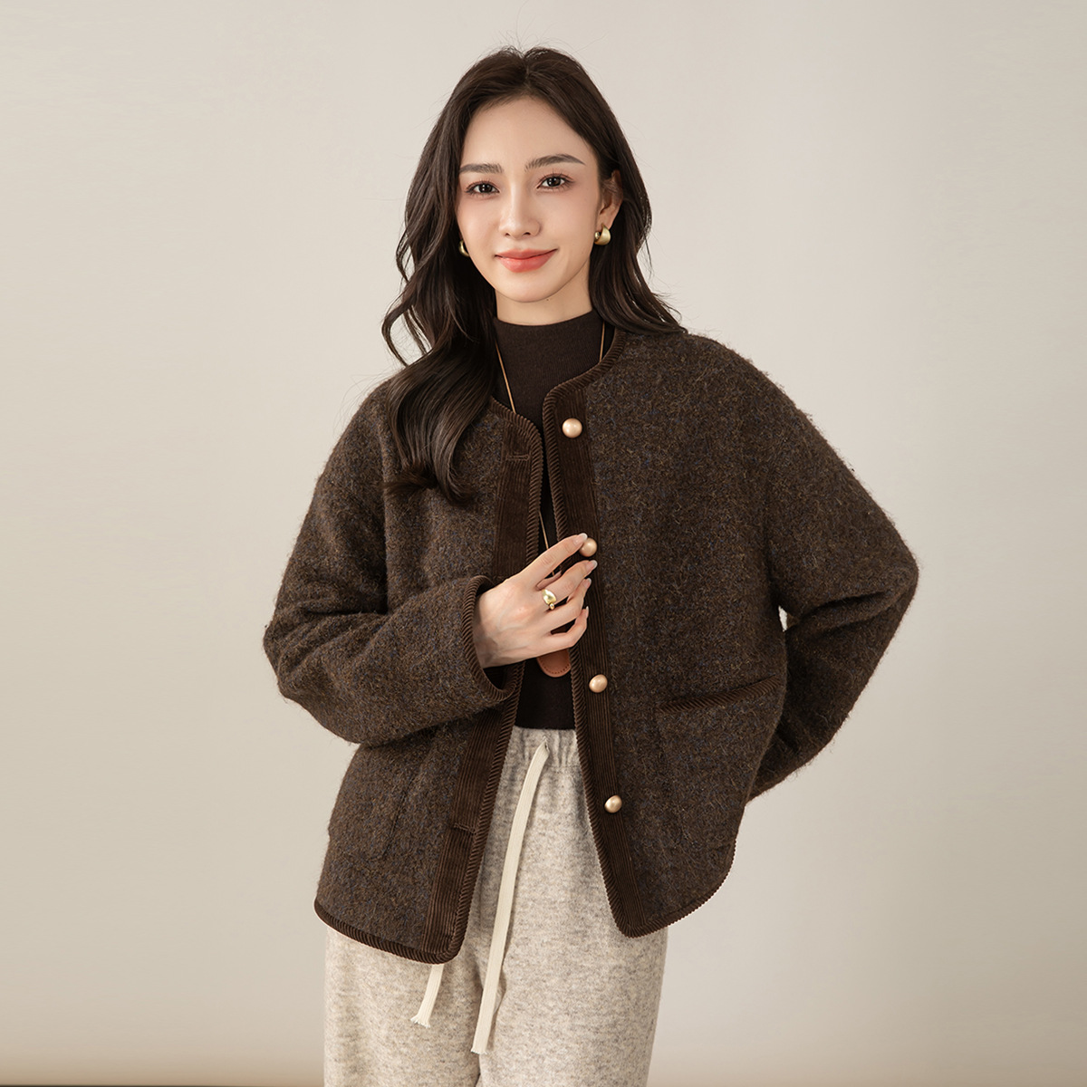 Xinge Short Loose Coat for Women 2025 Autumn and Winter New French Style Small Fragrance Round Neck Thickened Woolen Top
