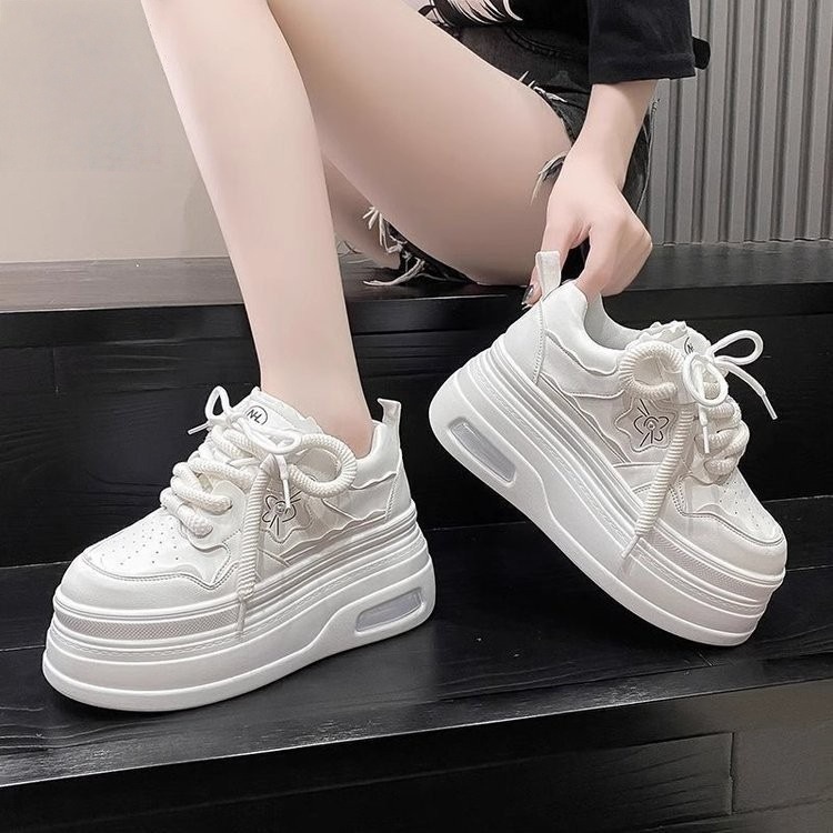 Explosión de zapatos blancos de suela gruesa para mujeres 2025 otoño nuevo pequeño aumento de altura zapatos deportivos casuales de alta sensación skate para mujeres