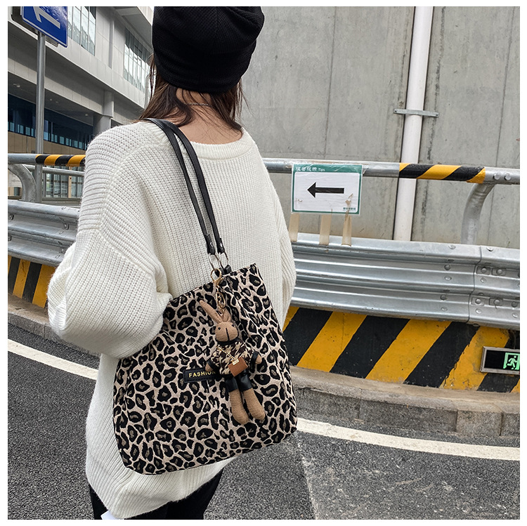 Leopard Print Fashion Pendant Large Capacity Autumn And Winter Tote Bag display picture 12