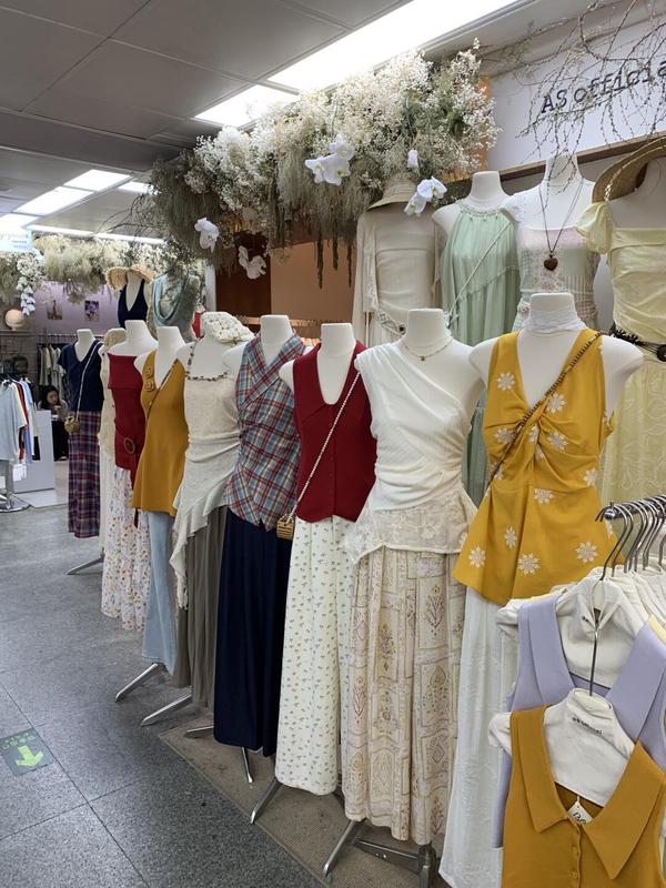 深セン南油の第一線のブランドの専門店のワンピースのズボンのスーツの婦人服の実体の工場の店は生放送して商品の供給源の卸売りを提供します。|undefined