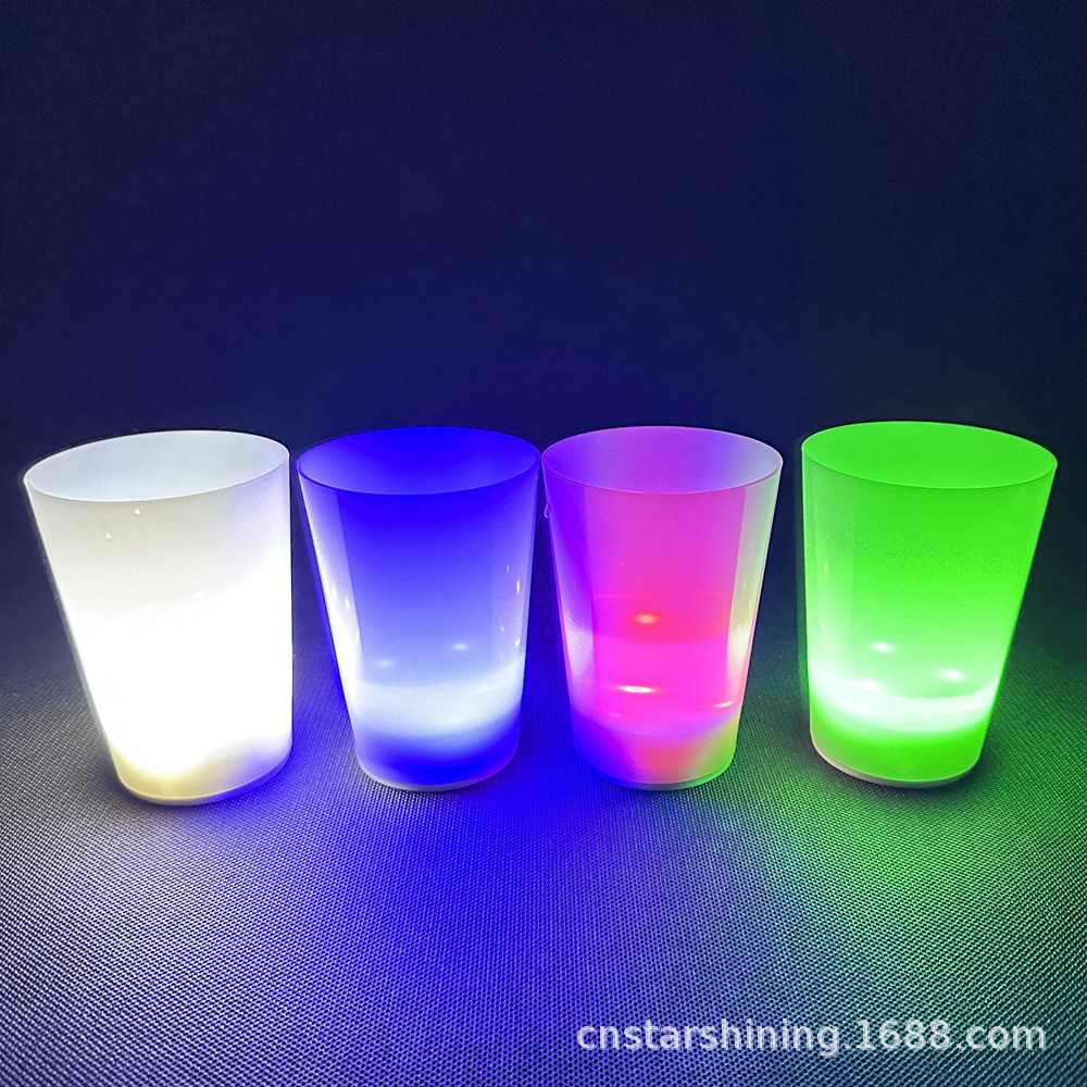 Fabrica de Shenzhen en el agua brillante inducción LED taza luminosa puede hacer logotipo colorido taza de cerveza de bebida luminosa