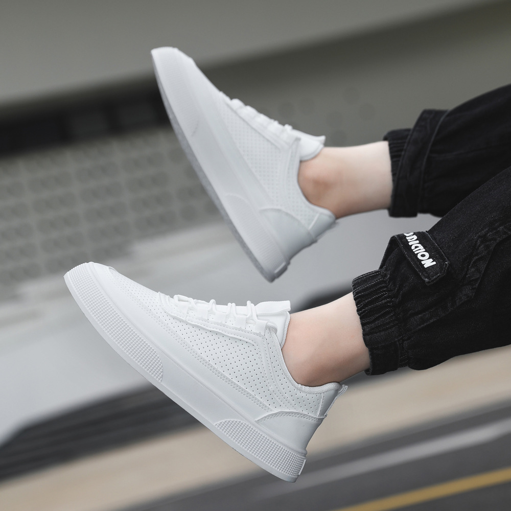 Zapatos blancos de hombre de verano nuevos zapatos casuales de cuero de malla de tendencia transpirable zapatos de suela gruesa zapatos casuales de hombre