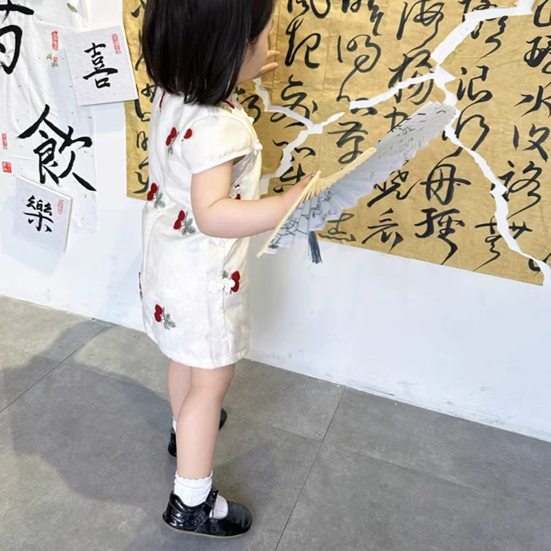 Xianning Seven Chinese Style Hanfu Vestido de verano para niños Nuevo vestido de falda cheongsam bordado de cereza dulce para niñas