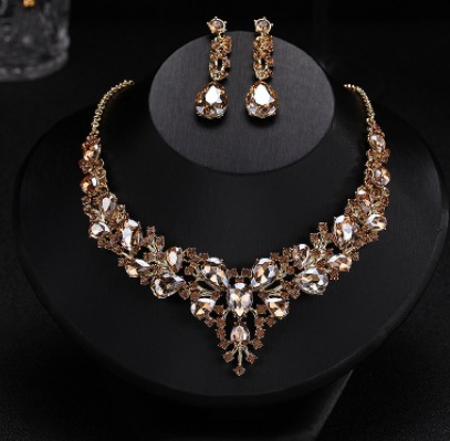 欧米の水晶の宝石のネックレスのイヤリングのセットの精巧でファッション的な気質の新婦のアクセサリのパーティーの高級な2つのセット