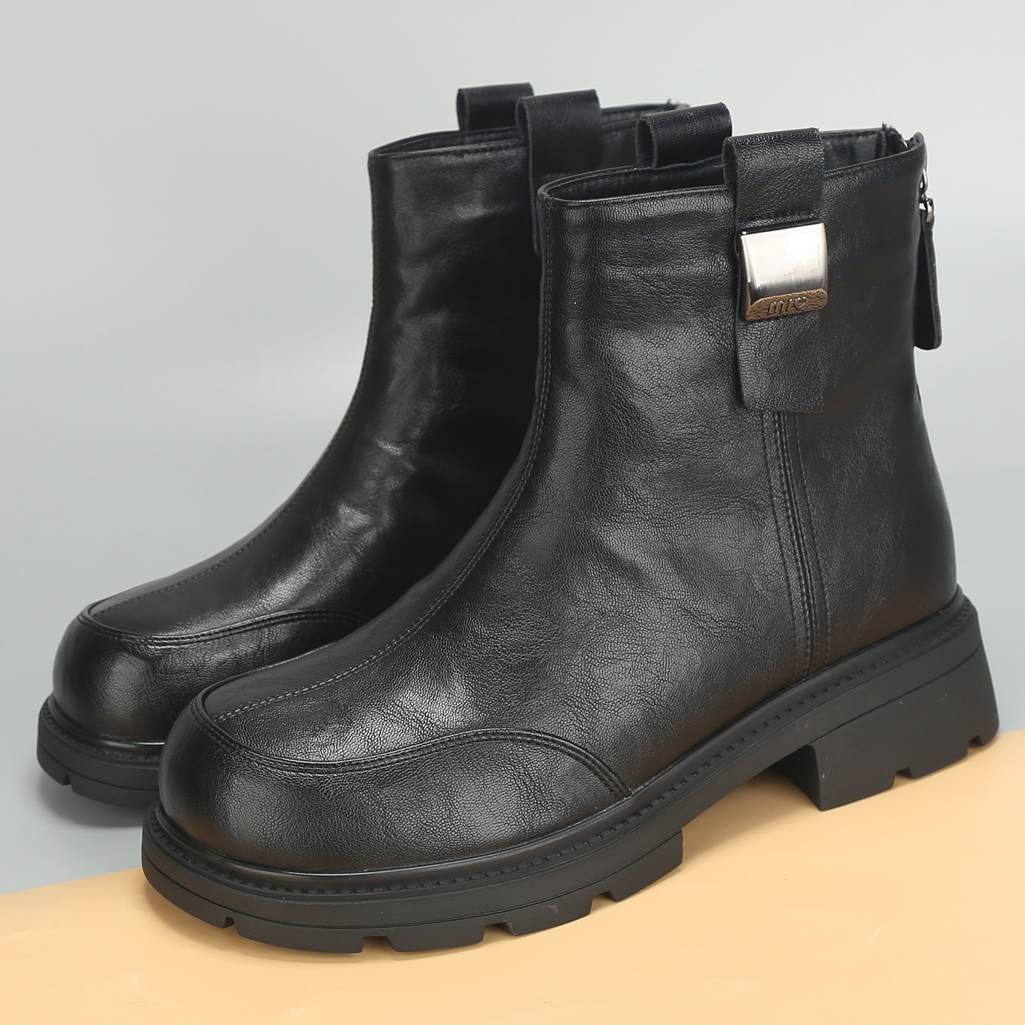 2025冬季新款大码女鞋41到43时尚烟管马丁靴舒适加绒棉靴大号短靴