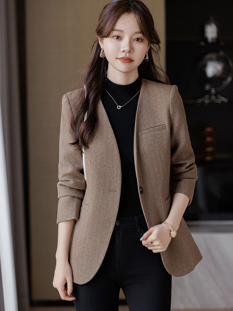 高級感のある灰色のスーツのコートの女性春秋2024の新型の気質は街の小さい子供を揚げて小さいスーツの上着を修理します。