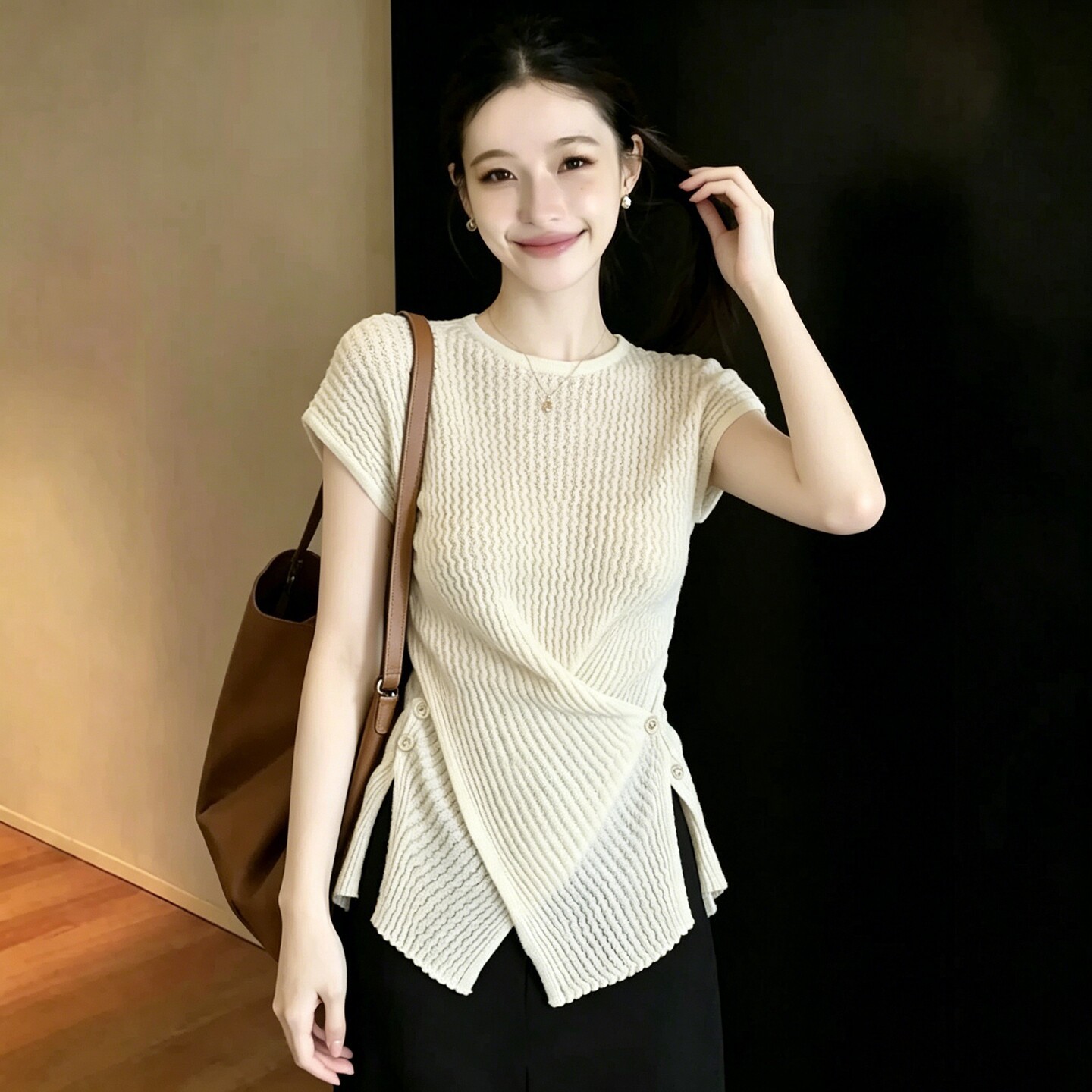 Áo thun nữ cổ tròn tay ngắn dệt kim lụa mát mẻ — màu đen chi tiết 4