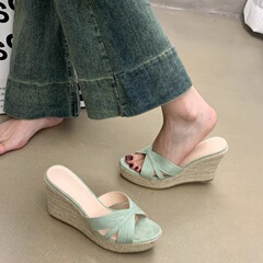 ミント曼波緑 ~ 2025新型の小さい背の厚いサンダルの女性の草編みの坂とスリッパの外はハイヒールを履いています。