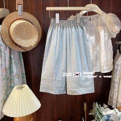 韓国系の子供服の女の子の青いズボンの夏の子供のゆったりとしたレースの広い足のズボンの薄いタイプの赤ちゃんのカジュアルな蚊のズボン