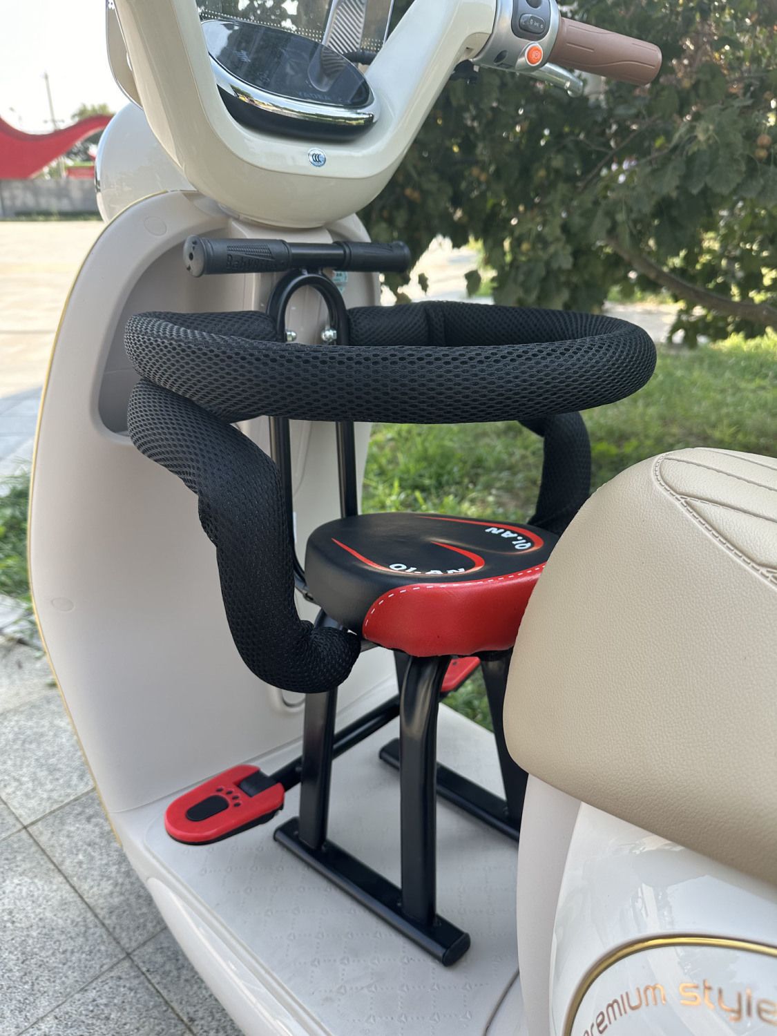 Electric Vehicle Child Seat, Electric Motorcycle Small Stool Seat, Foldable Footrest Seat, Detachable Fence Seat, Hot-Selling