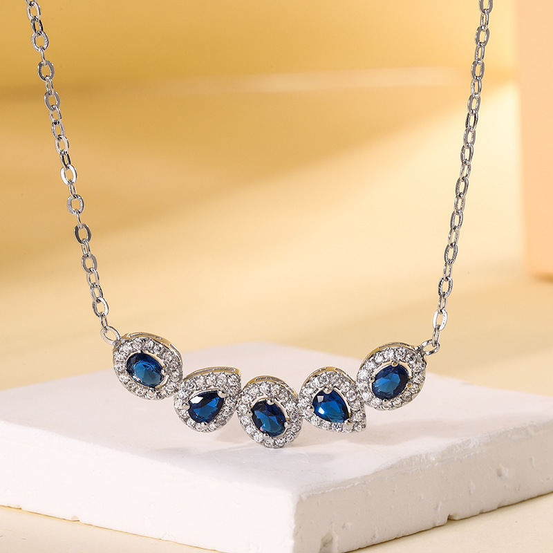 Colgante de cristal puntiagudo azul con cadena