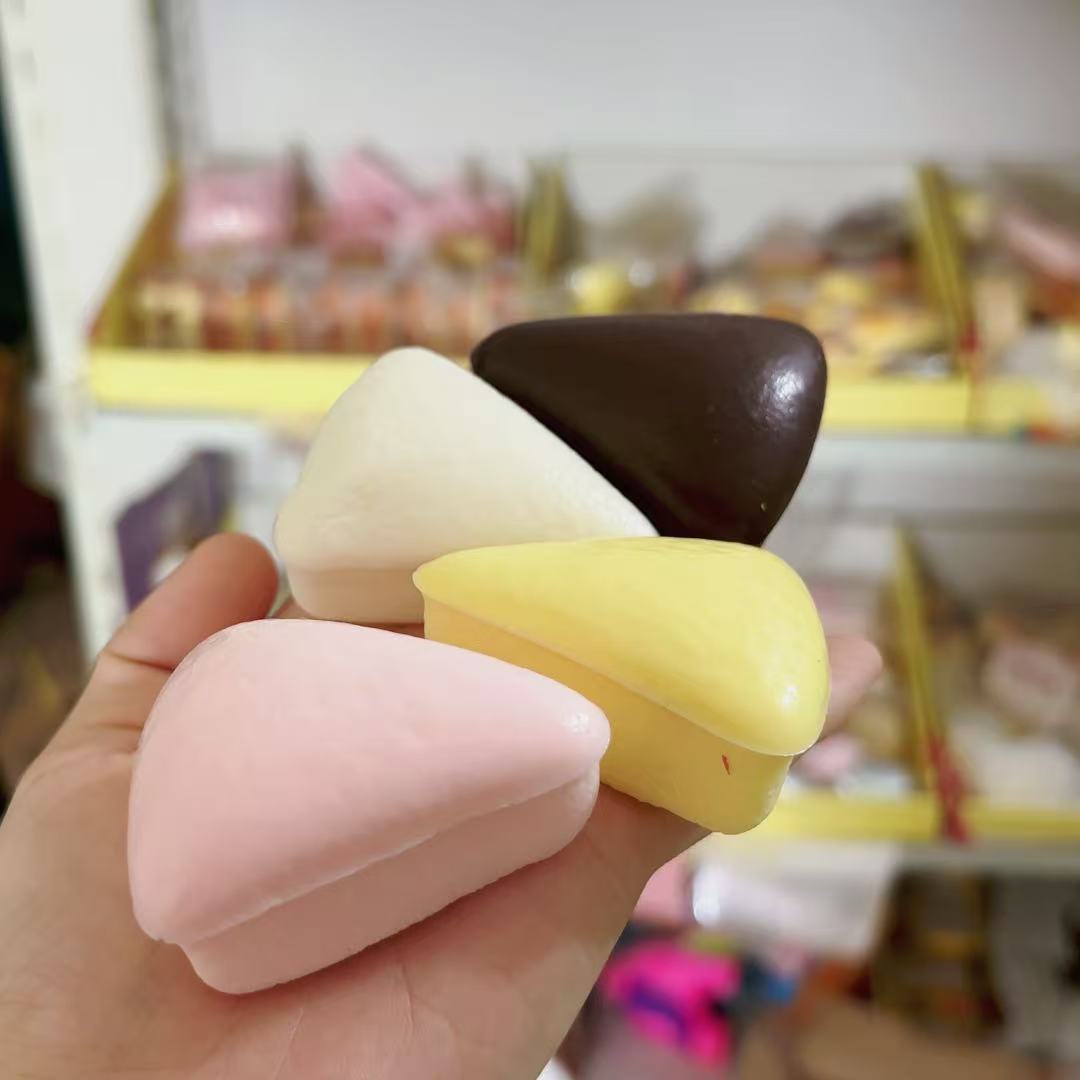 무작위로 젖은 부드러운 색상의 삼각형 느린 리바운드