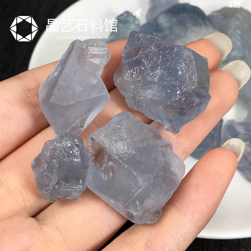 Organic natural ore, blue raw materials for cosmetics, popular science ore sample, training