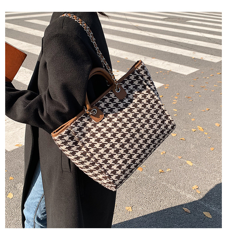 High-grade Chain Shoulder Large Capacity Tote Bag 2021 New Bags Women's Commuter Houndstooth Portable Big Bag display picture 5