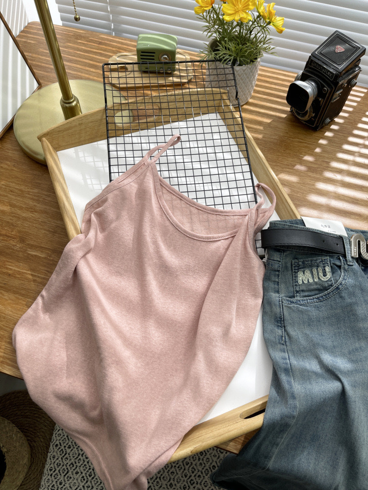 Pink suspender (will be transparent and don't take pictures)