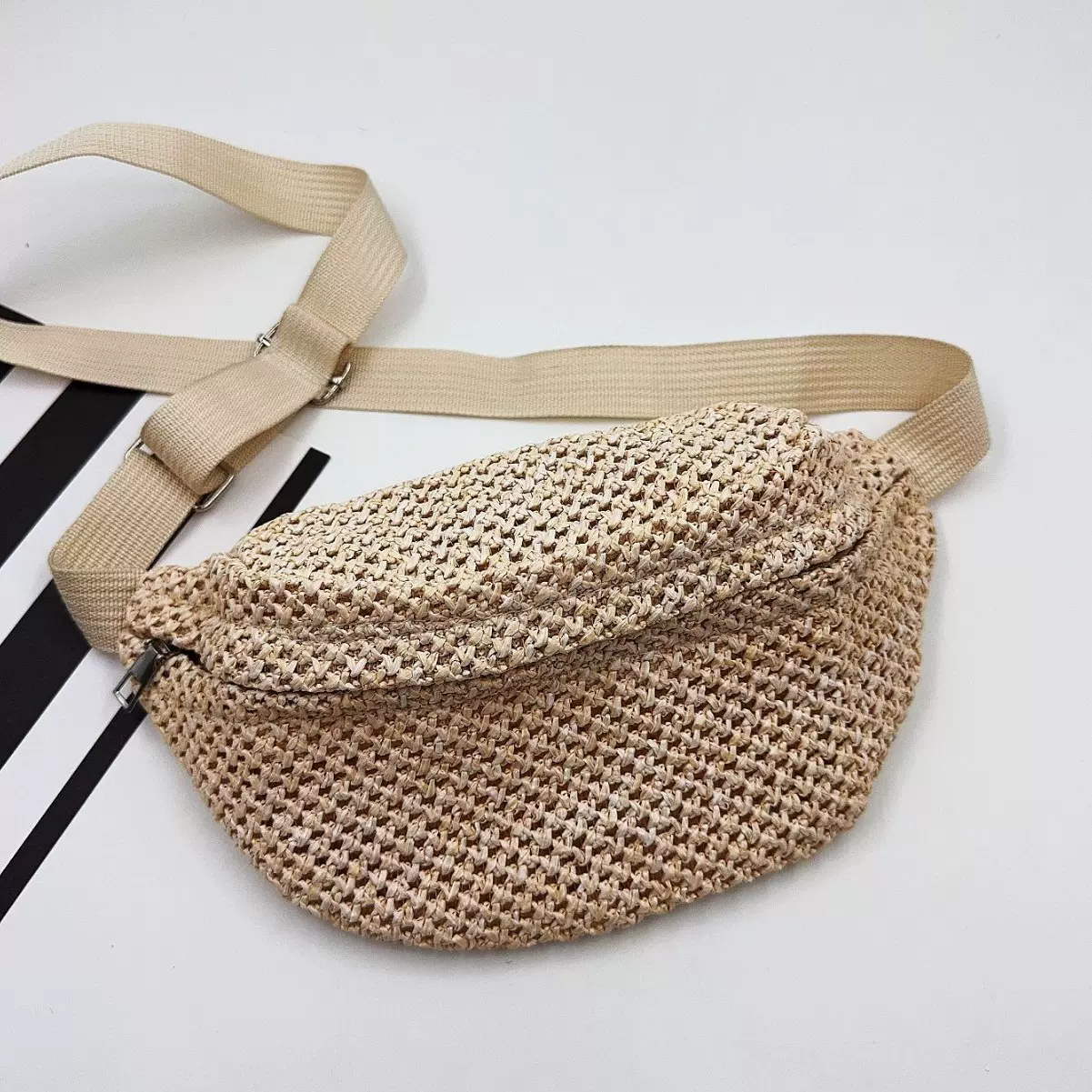 2024夏天编织镂空胸包斜挎包女士简约百搭草编包旅行沙滩包小包包