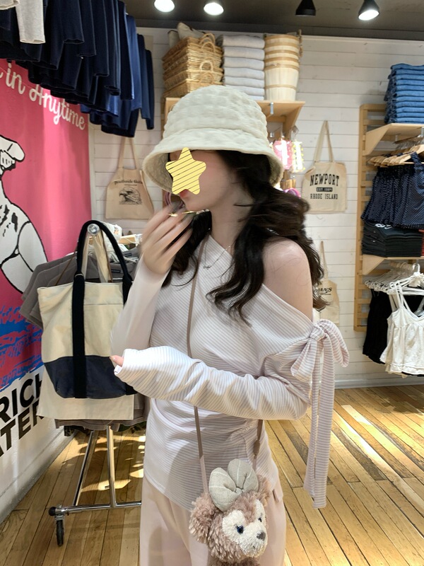 韩系粉条纹斜肩长袖t恤女装秋季修身打底绑带设计感别致露肩上衣|undefined
