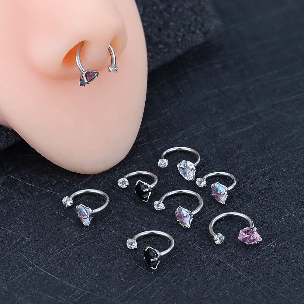 Piercing de nariz y cuff de oreja con zirconia en corazón_voghion.com