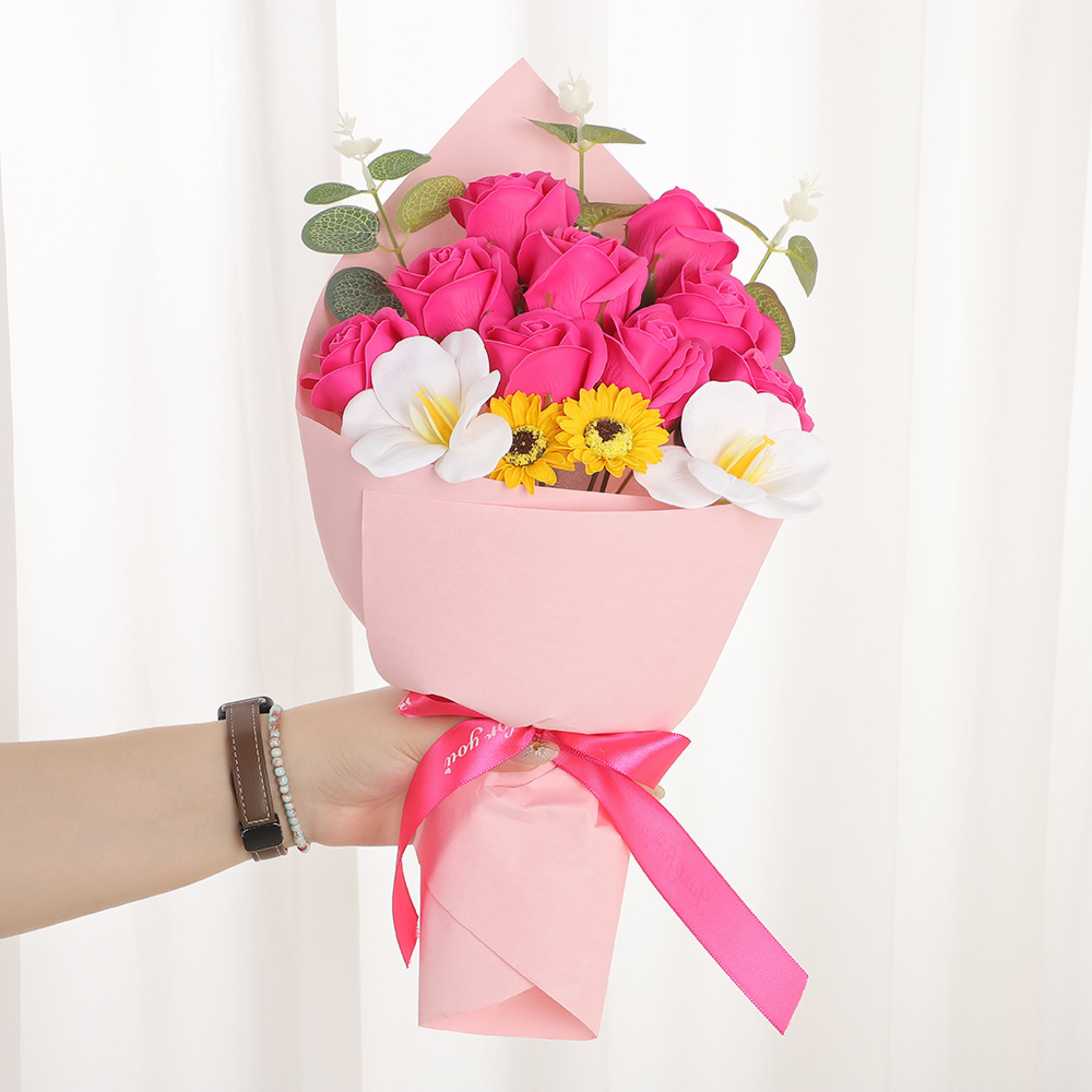 Crayon Shin-chan Guangzhi envía a Meiya el mismo ramo de flores de rosas terminado sosteniendo flores de jabón 520 regalo del Día de la Madre