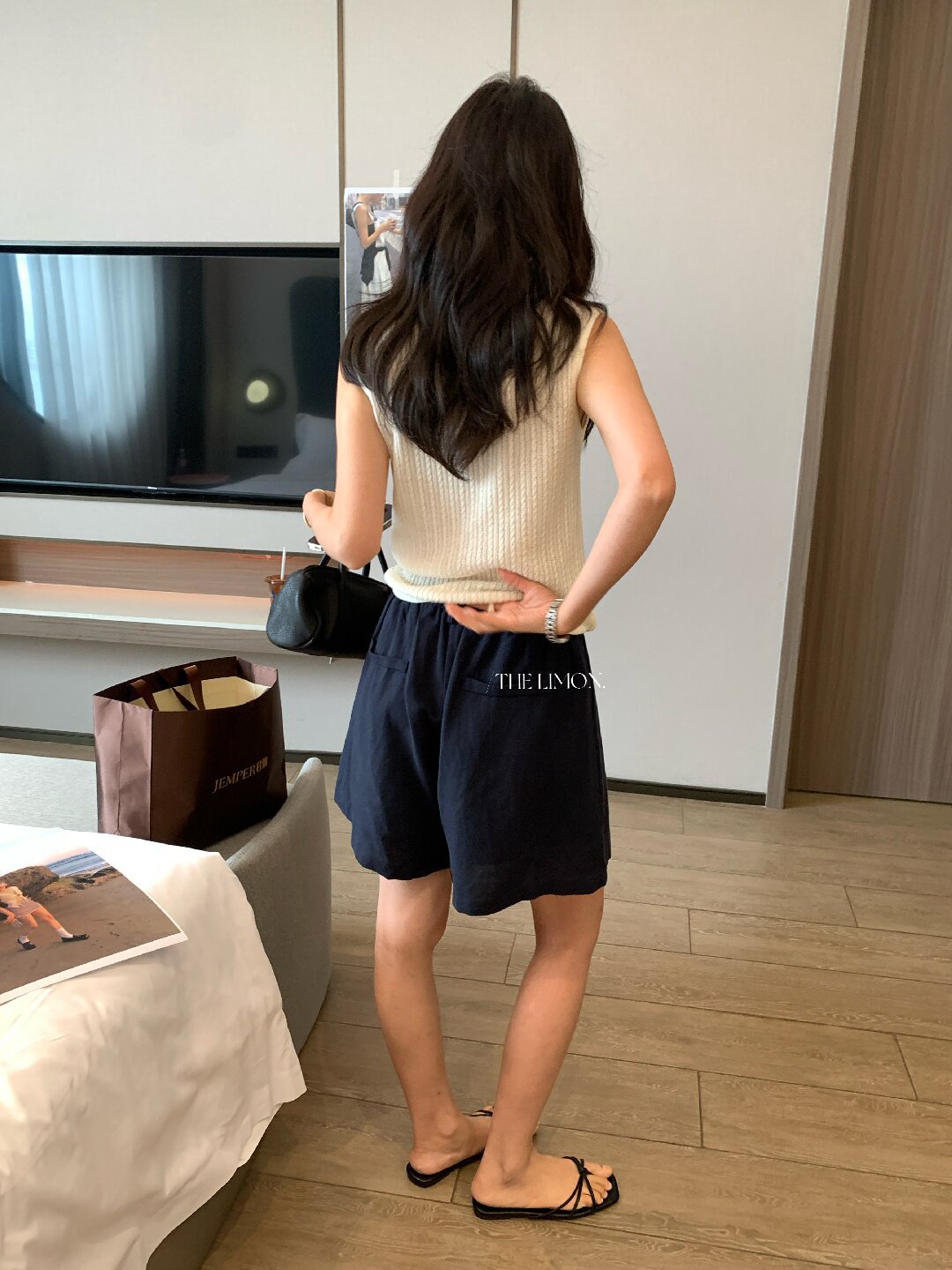 Quần short nữ cạp cao chất liệu tencel linen phối sợi, dáng suông rộng, tôn dáng, phong cách old money — màu sắc, Màu cà phê, màu trắng, Xanh da trờicolor chi tiết 21