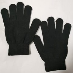 純黒色男女中学校の小学生が作業をしています。
