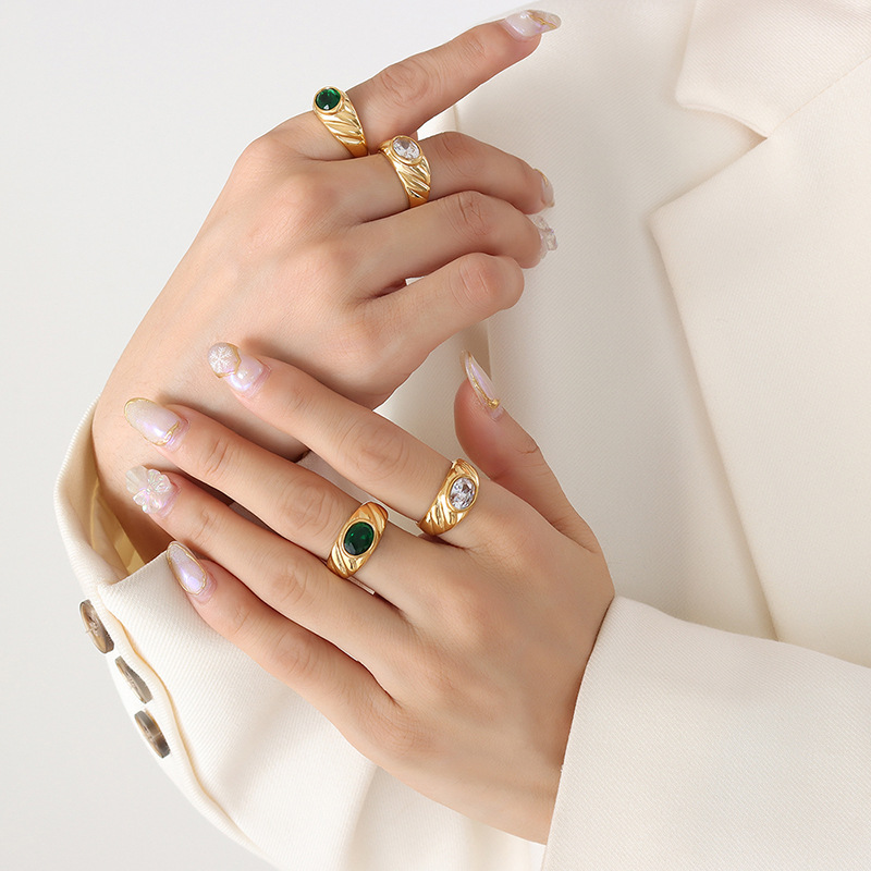 Personalidad europea y americana blanco verde circón anillo femenino anillo de acero de titanio rojo joyería regalo femenino no se desvanece A391