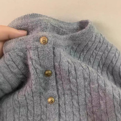 高級感のある灰色の麻花のカシミヤの中にセーターのオーバーのニットの女性の秋冬の怠惰な風の小さい金はカーディガンを掛けます。