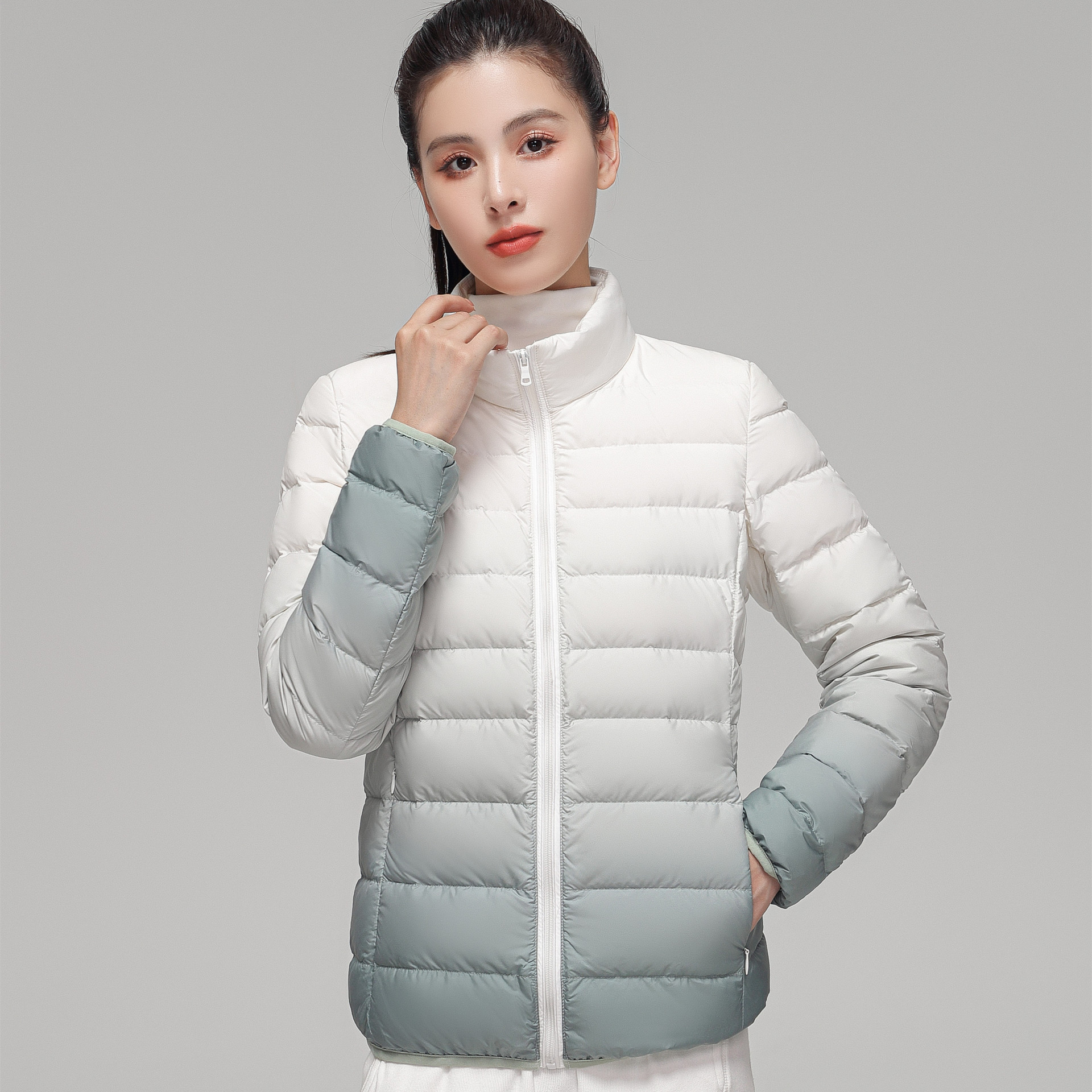 Nuevo otoño y invierno transfronterizos 90 lana ligera chaqueta de pluma estilo de mujer con sombrero collar de color gradiente chaqueta de lana blanca de tamaño grande