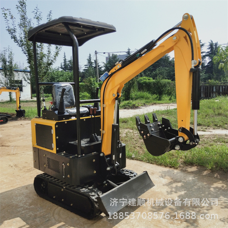 辽宁销售全新小挖机 建筑工程履带挖掘机 15型农用三缸小挖机图片