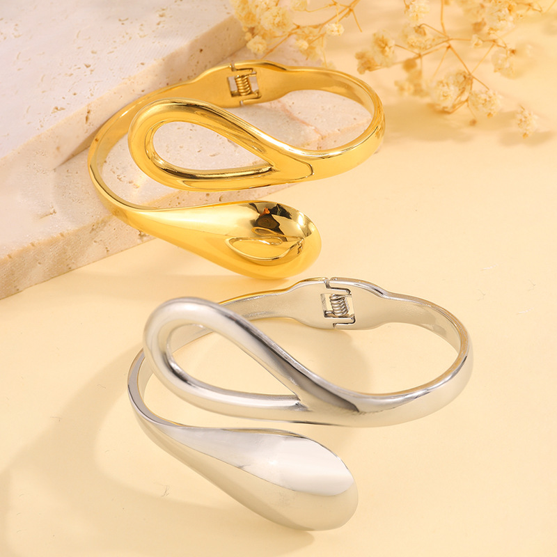 Brazalete de acero de titanio de diseño simple y exquisito abertura hueco abraza brazalete de oro de 18k elástico joyas de brazalete cruzada