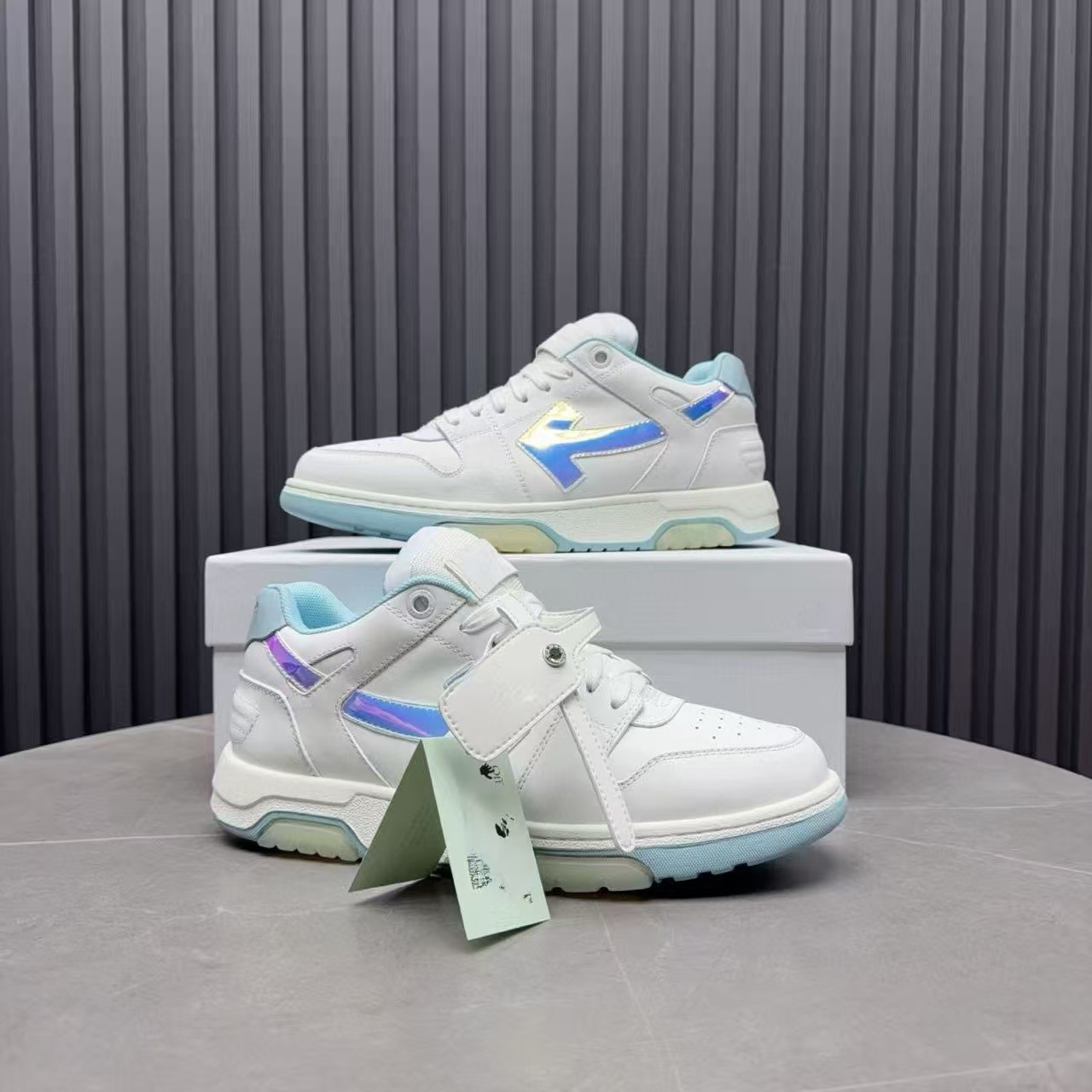 Fashionable universal arrow platform with shoelaces, two-tone comfortable sneakers, American style, for beloved