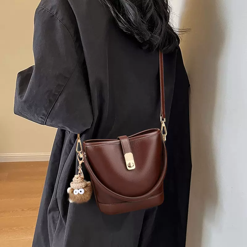 水桶包包2025新款秋冬真皮女包单肩斜挎包手提包复古通勤包箱包