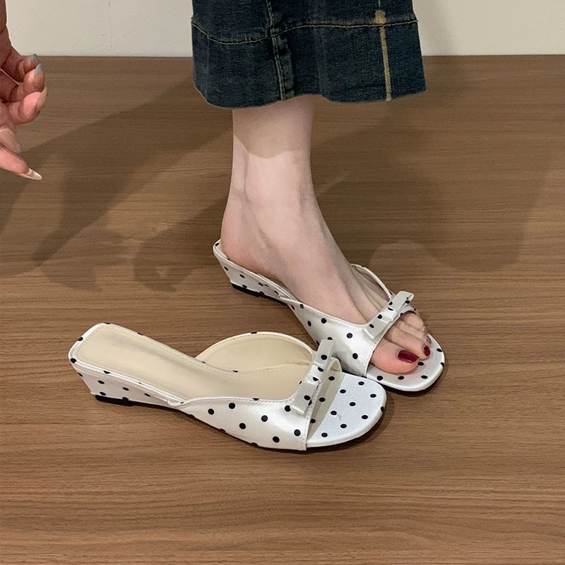 2026 nuevo verano casual con pendiente de arco con unas zapatillas suaves ondas de vacaciones confortable sandalias para mujeres