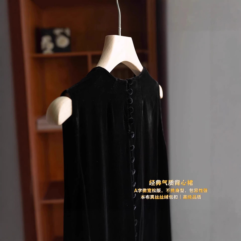 After a Year, I Still Can'T Get Enough of It!~~Elegant Sleeveless Silk Velvet Dress with Buttons on the Back Ms812