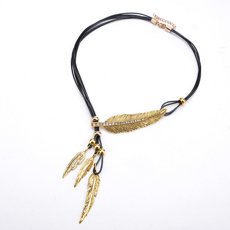 Europäisch-amerikanischer Schmuck: Anhänger mit Feder und Blatt und Diamanten, schwarzes Lederband, mehrreihige Quastenkette_voghion.com