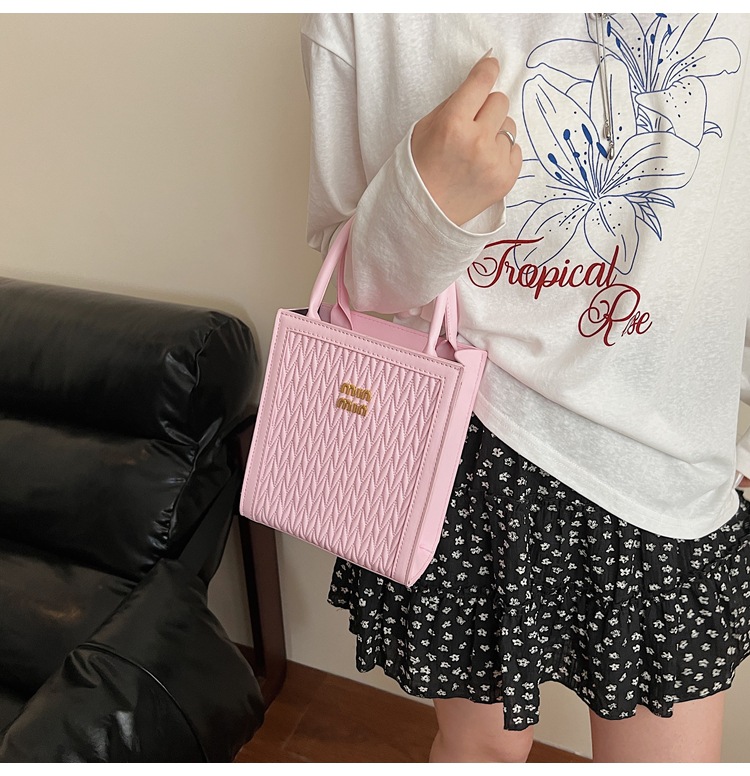 This year, the "Small Bag Women 2025" new trendy summer fashion, versatile and niche design hand-held shoulder crossbody bag is in vogue undefined