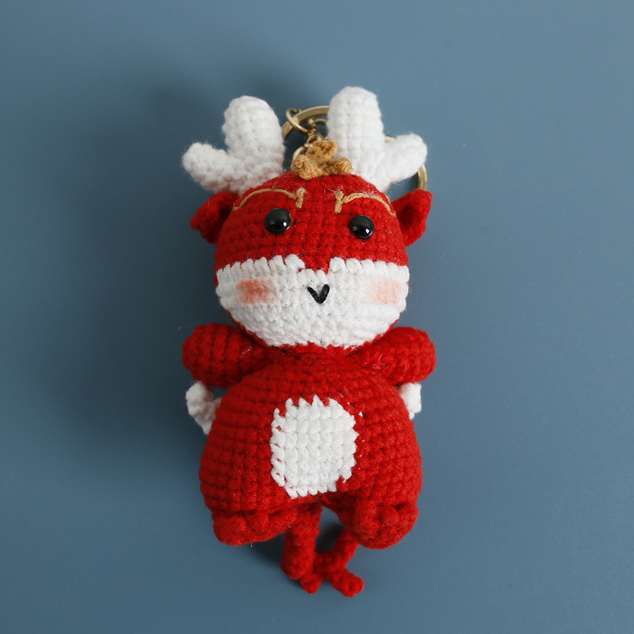 Oferta especial tejida a mano muñeca de dragón lindo pequeño Dragón Volador lana ganchillo exquisitos adornos nuevo bolso hecho a mano colgando