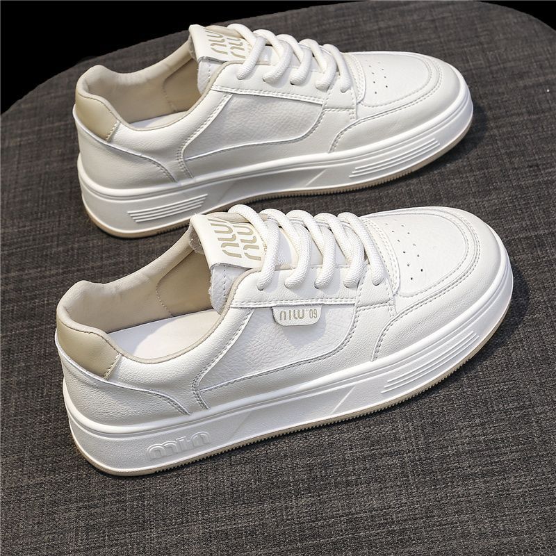 Pequeños zapatos blancos para chicas primavera y otoño plano fondo grueso 2025 verano nuevo fondo blando simple papá zapatos de skate casuales