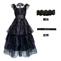 アダムズのキャラクターが服を演じます。水曜日に演技服を着ます。