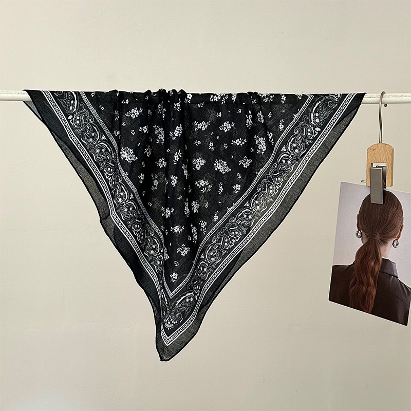 Gotas de agua, marcos de flores de cintura, flores negras