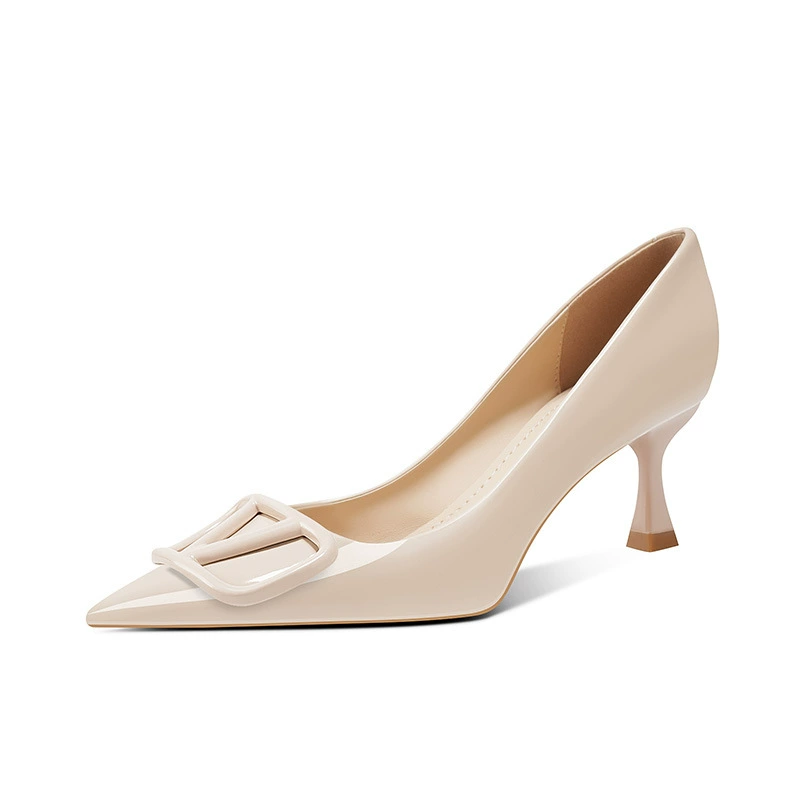 Элегантно носить удобные туфли на высоком каблуке весной 2025 года